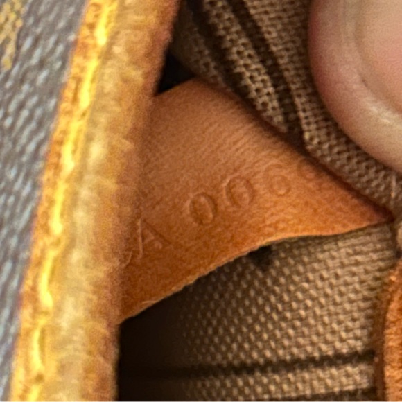 Louis Vuitton Neverfull MM Monogram - Picture 14 of 16